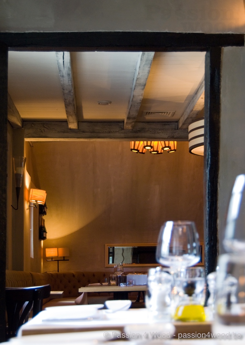 Ambiance photo of both wall and suspension lighting in a restaurant lade of wood